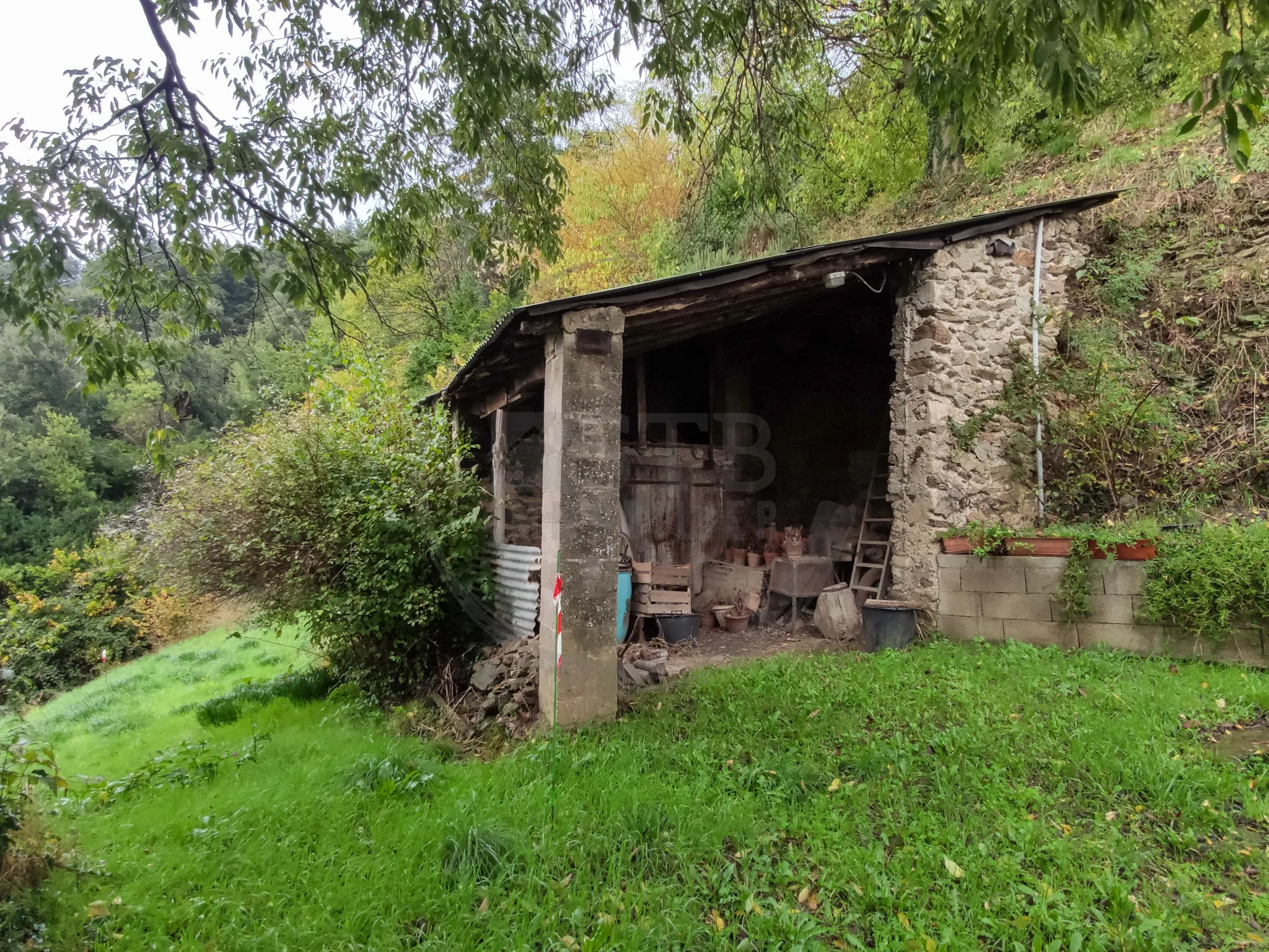 Maison de 72 m² habitables avec dépendances et 9 hectares de terrain à Saint-Fortunat-sur-Eyrieux 