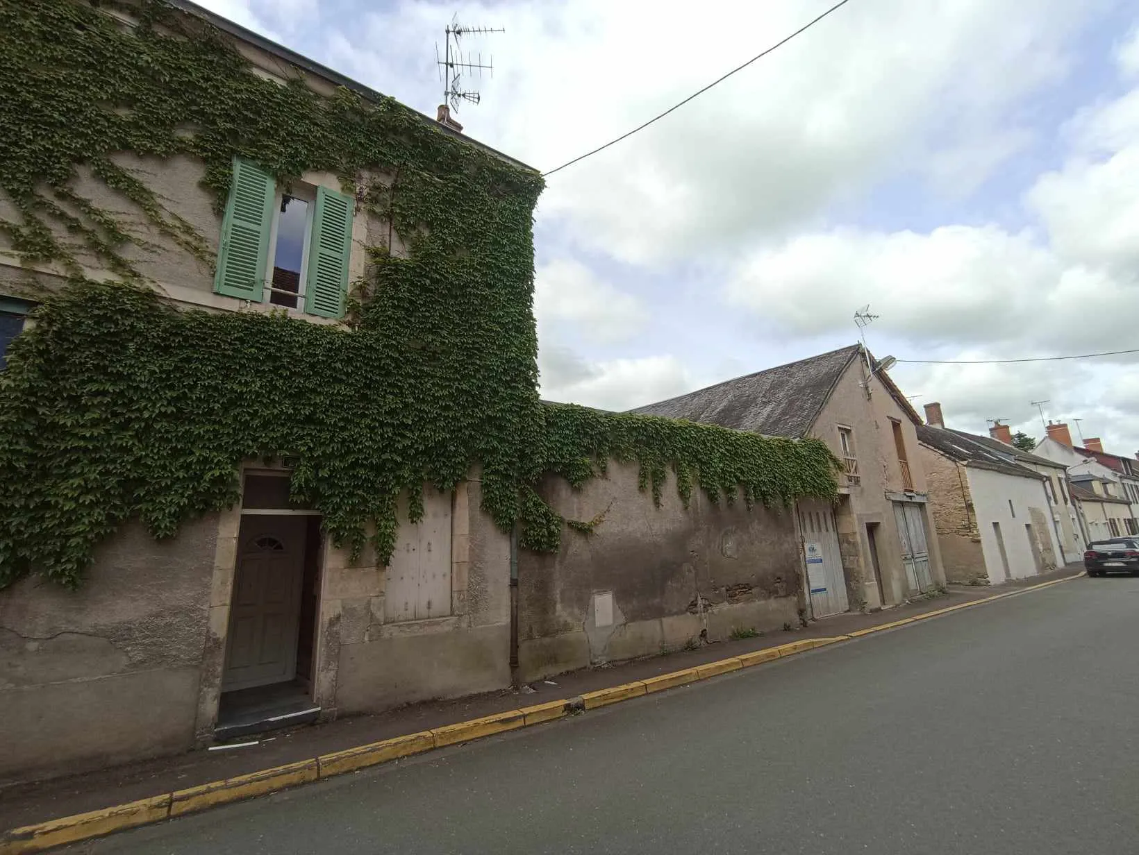 ENSEMBLE LOCATIF IMMOBILIER À LA GUERCHE SUR L'AUBOIS 