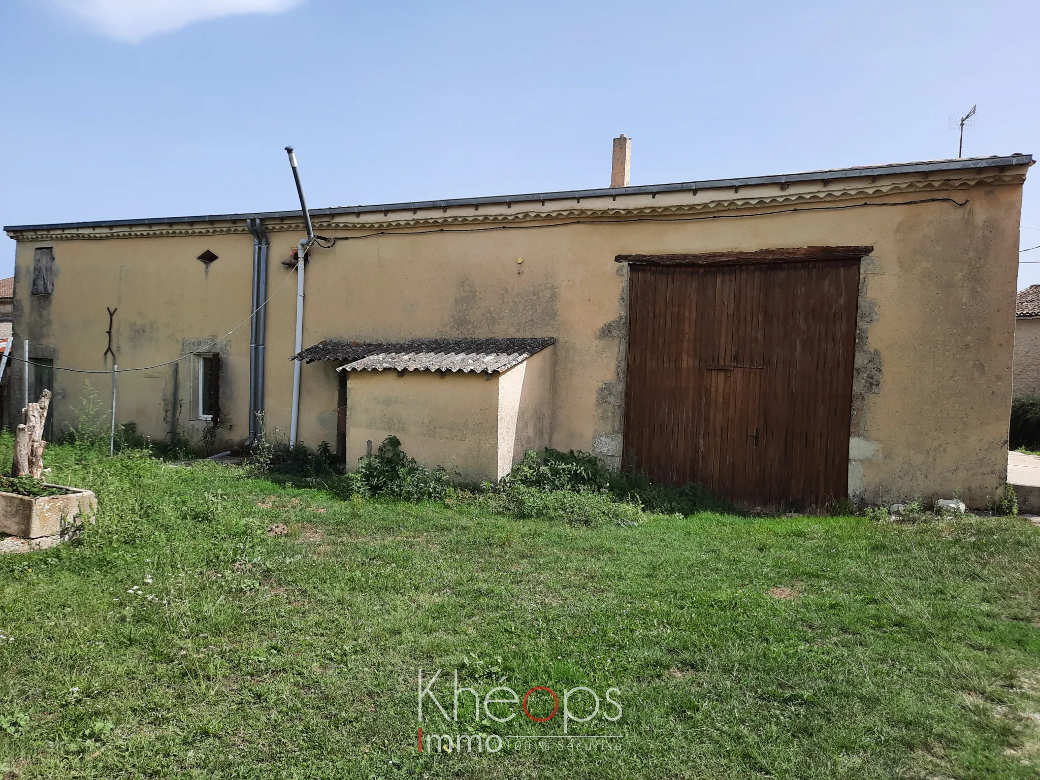 Maison mitoyenne à rénover avec dépendances à Rimons 