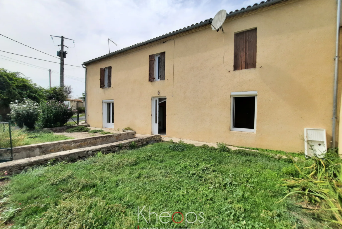 Maison mitoyenne à rénover avec dépendances à Rimons 