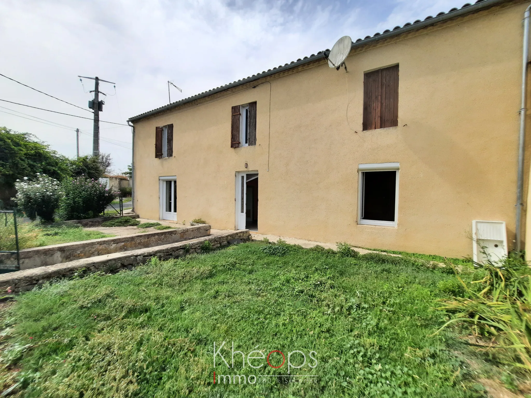 Maison mitoyenne à rénover avec dépendances à Rimons 