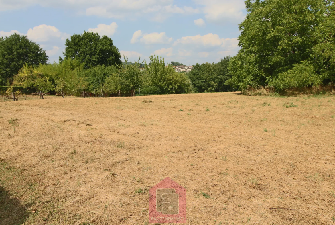 Terrain constructible de 3169 m² à vendre à Puy l'Évêque 