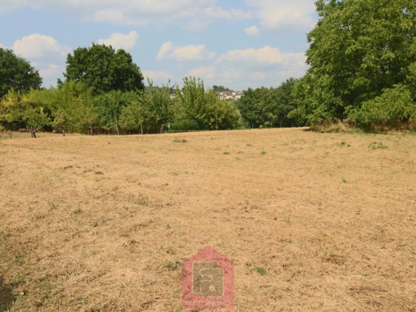 Terrain constructible de 3169 m² à vendre à Puy l'Évêque