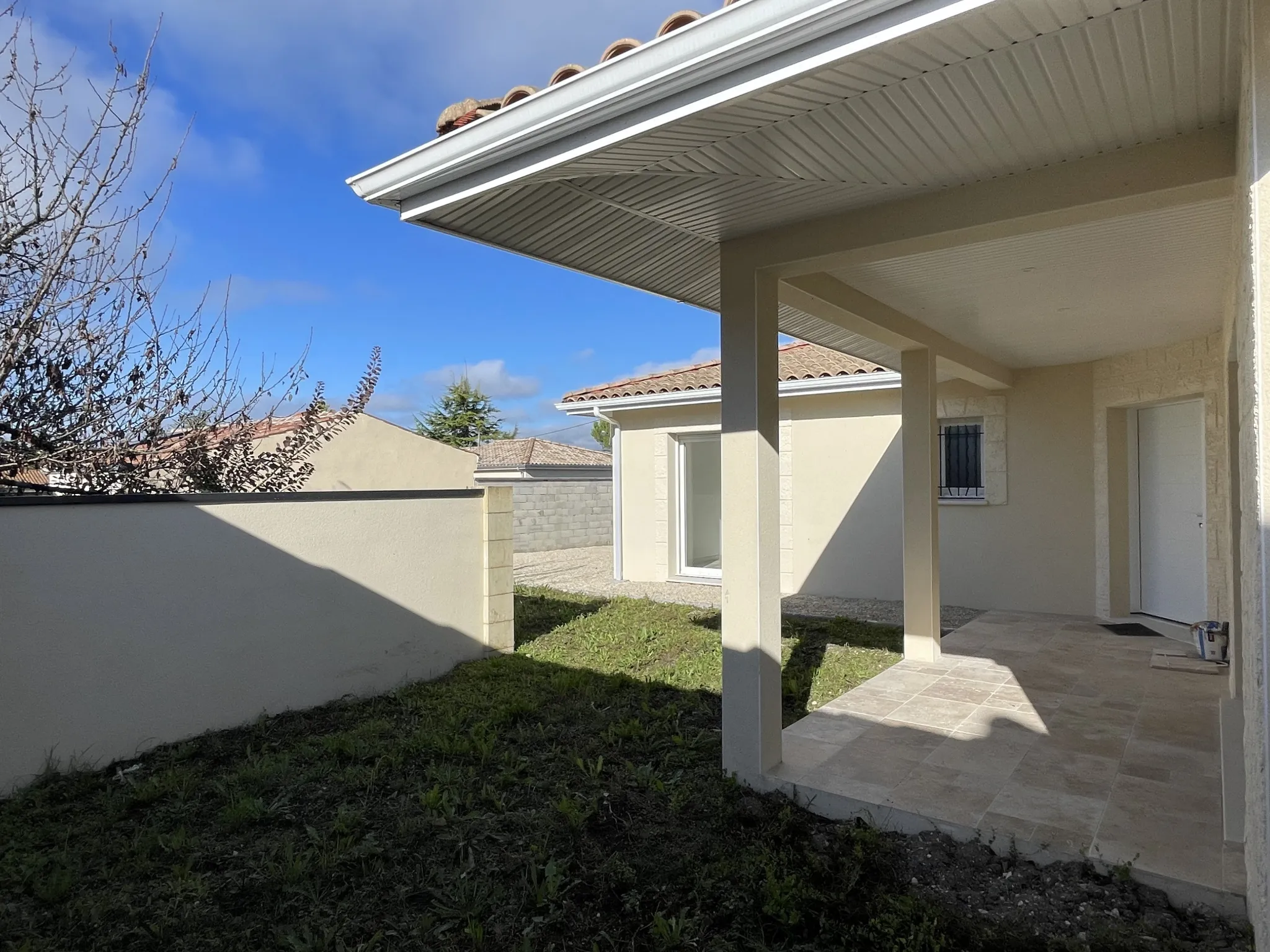 Pavillon contemporain à vendre à Châteaubernard, trois chambres 