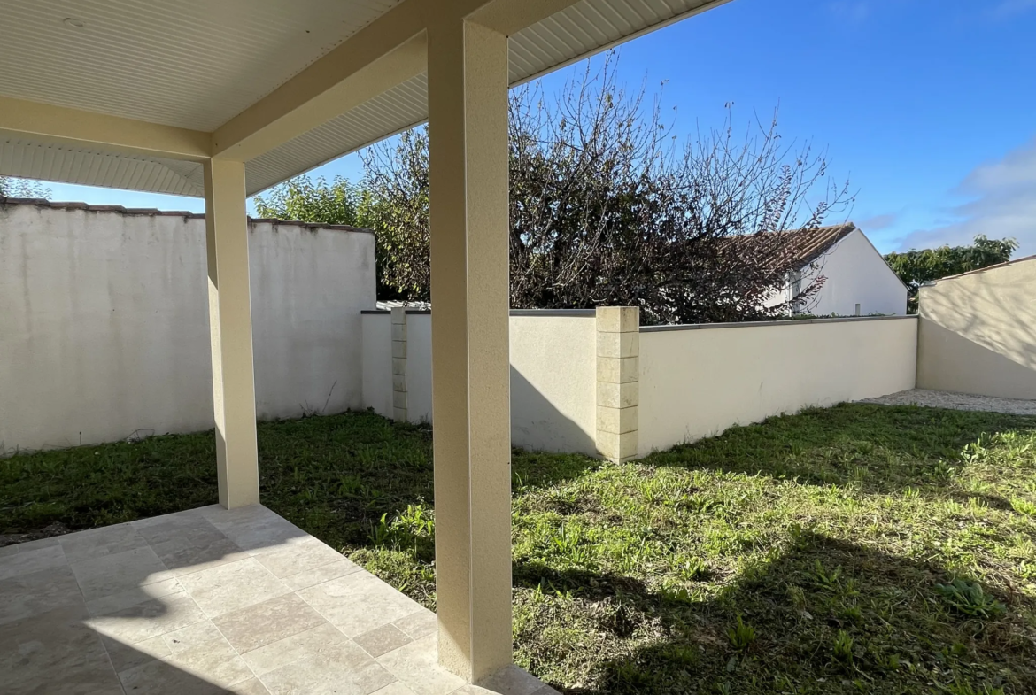 Pavillon contemporain à vendre à Châteaubernard, trois chambres 