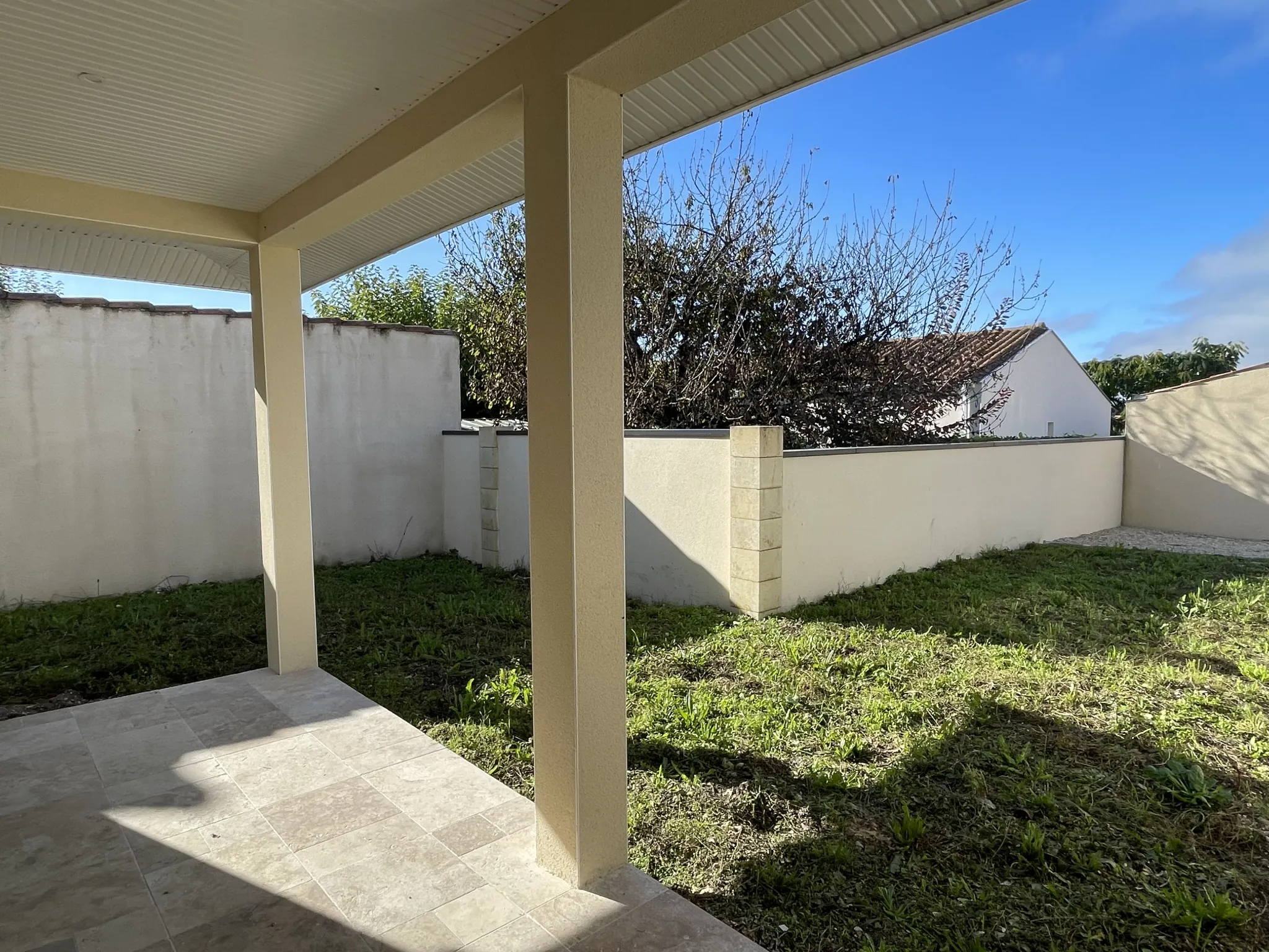 Pavillon contemporain à vendre à Châteaubernard, trois chambres 