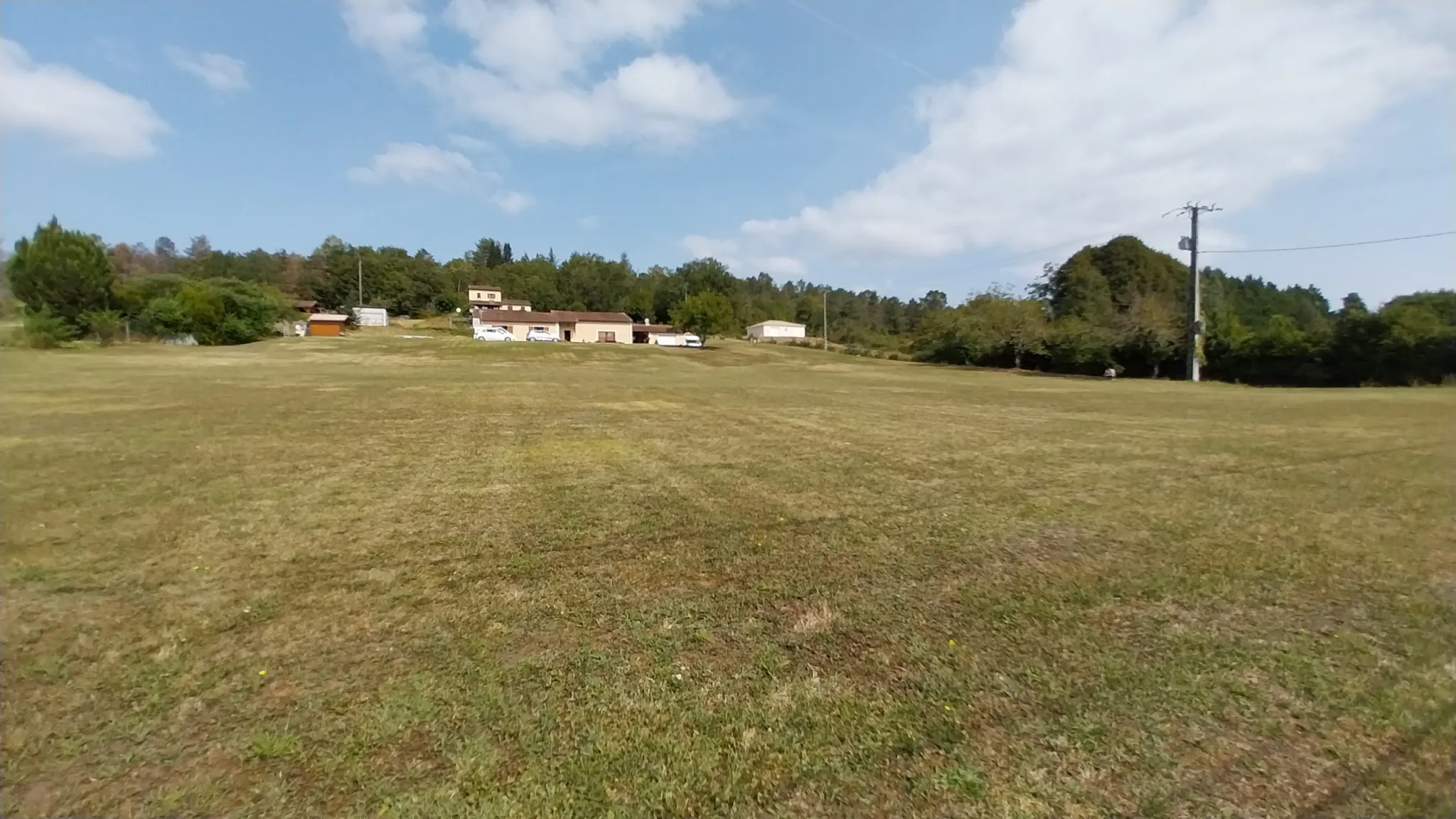 Terrain constructible d'environ 1400 m² à Château-l'Évêque 