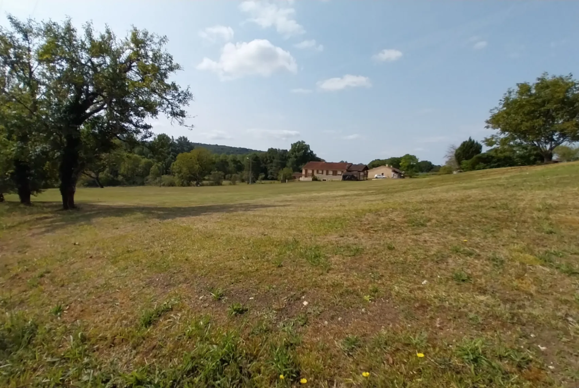 Terrain constructible d'environ 1400 m² à Château-l'Évêque 