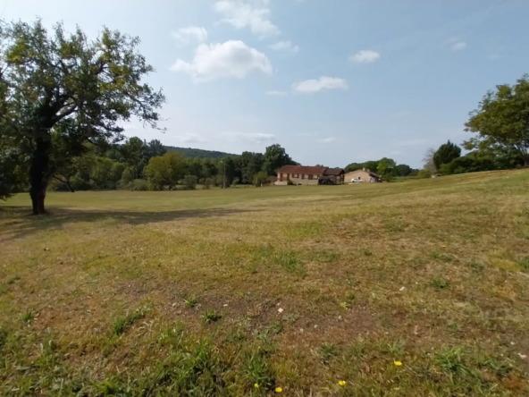 Terrain constructible d'environ 1428 m² avec vue sud à Château-l'Évêque