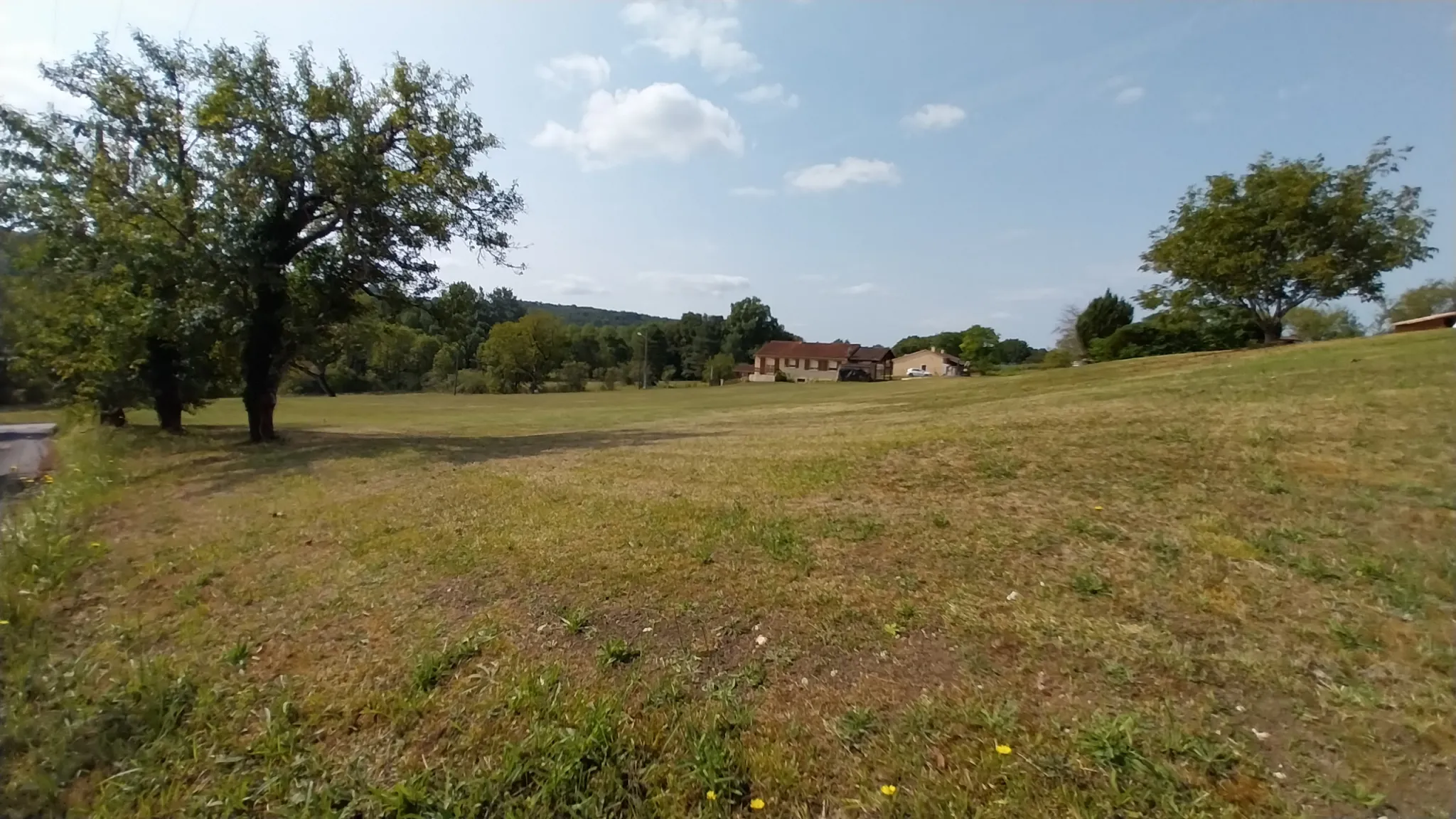 Terrain constructible d'environ 1400 m² à Château-l'Évêque 