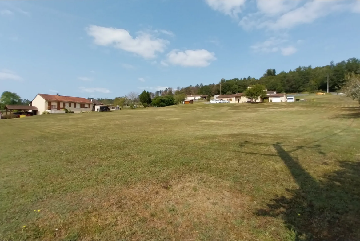 Terrain constructible d'environ 1400 m² à Château-l'Évêque 