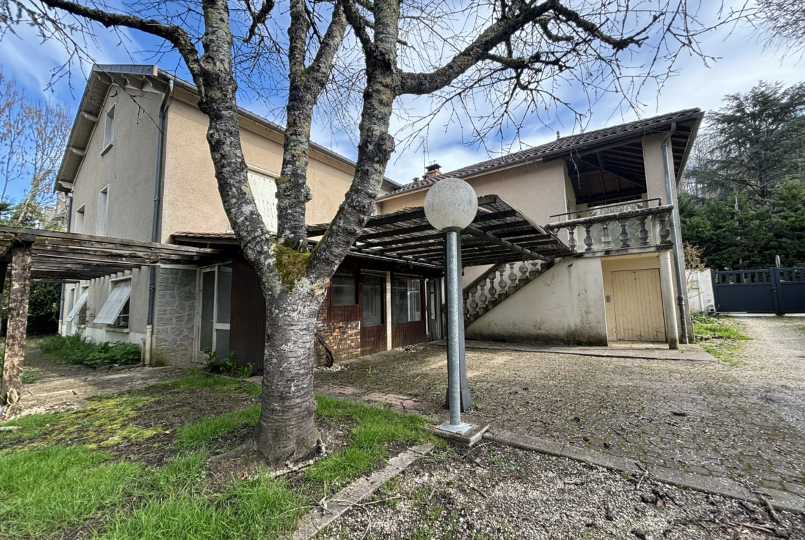 Maison familiale de 6 chambres en bord de rivière à Château-l'Évêque 