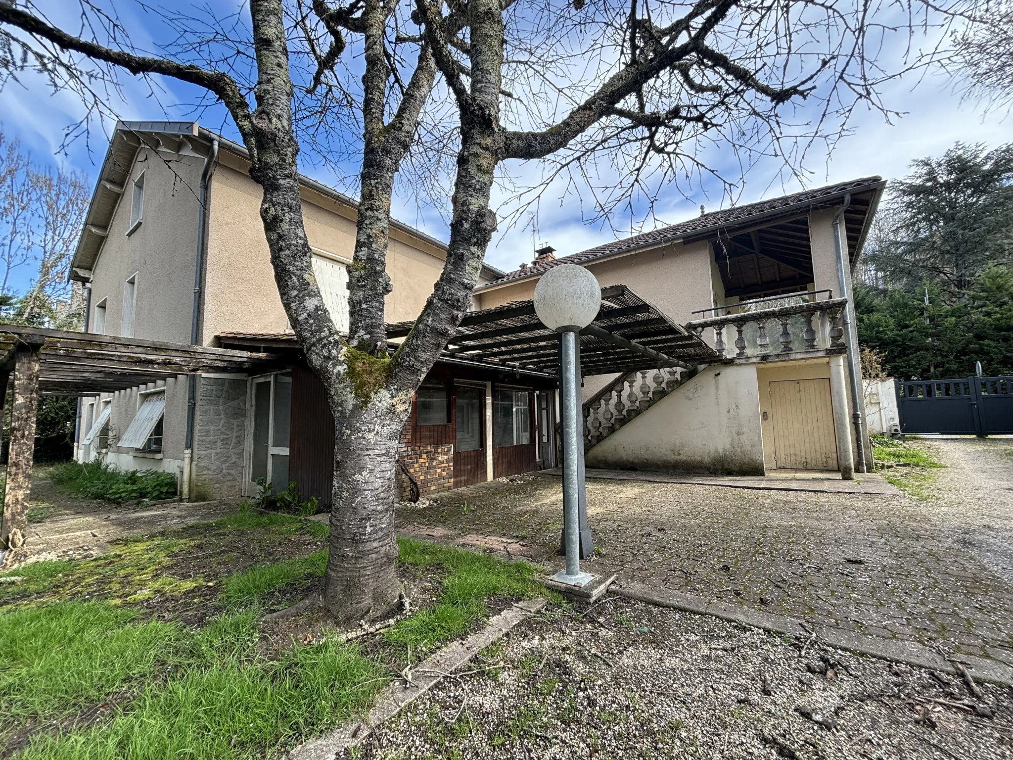 Maison familiale de 6 chambres en bord de rivière à Château-l'Évêque 