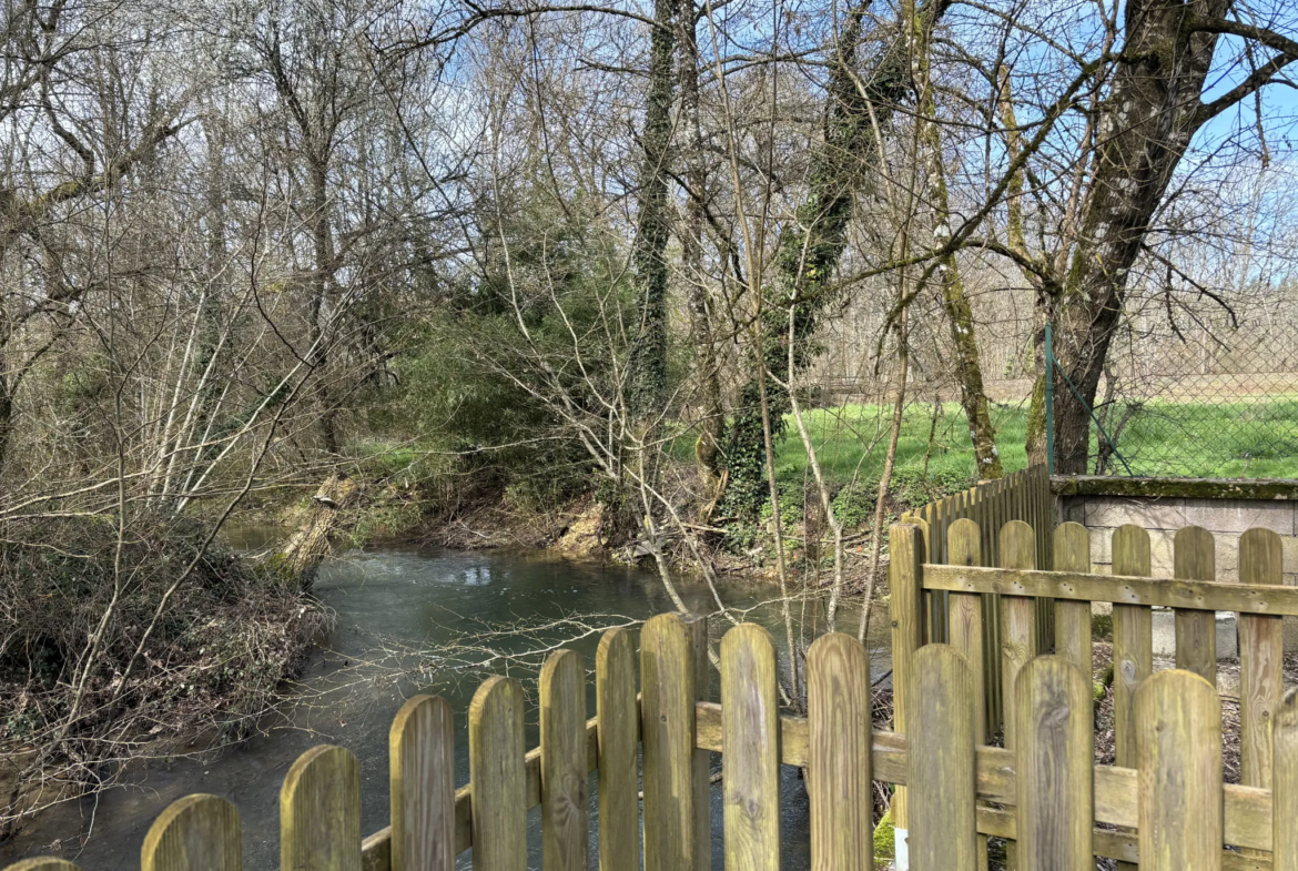 Maison familiale de 6 chambres en bord de rivière à Château-l'Évêque 