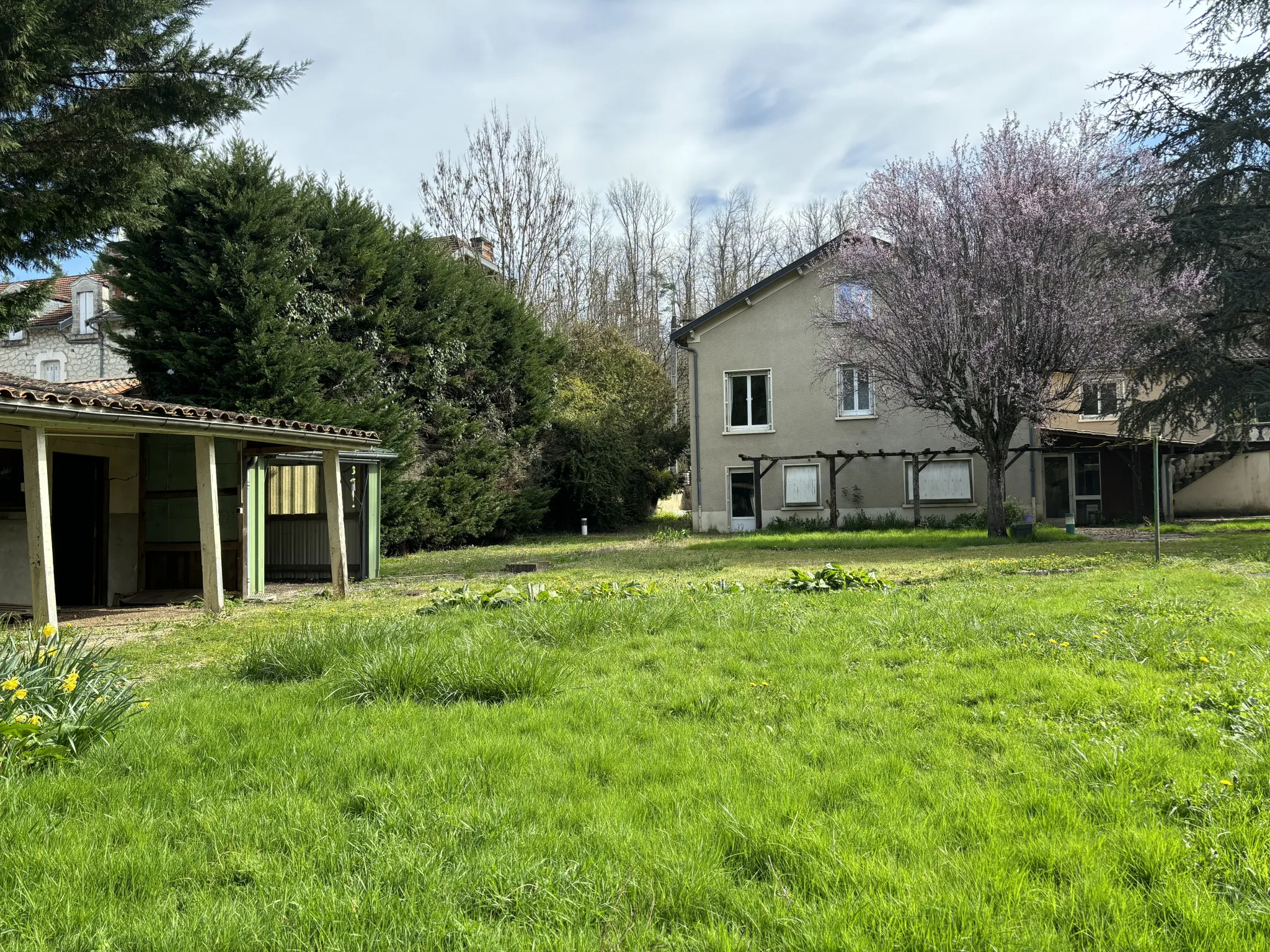 Maison familiale de 6 chambres en bord de rivière à Château-l'Évêque 