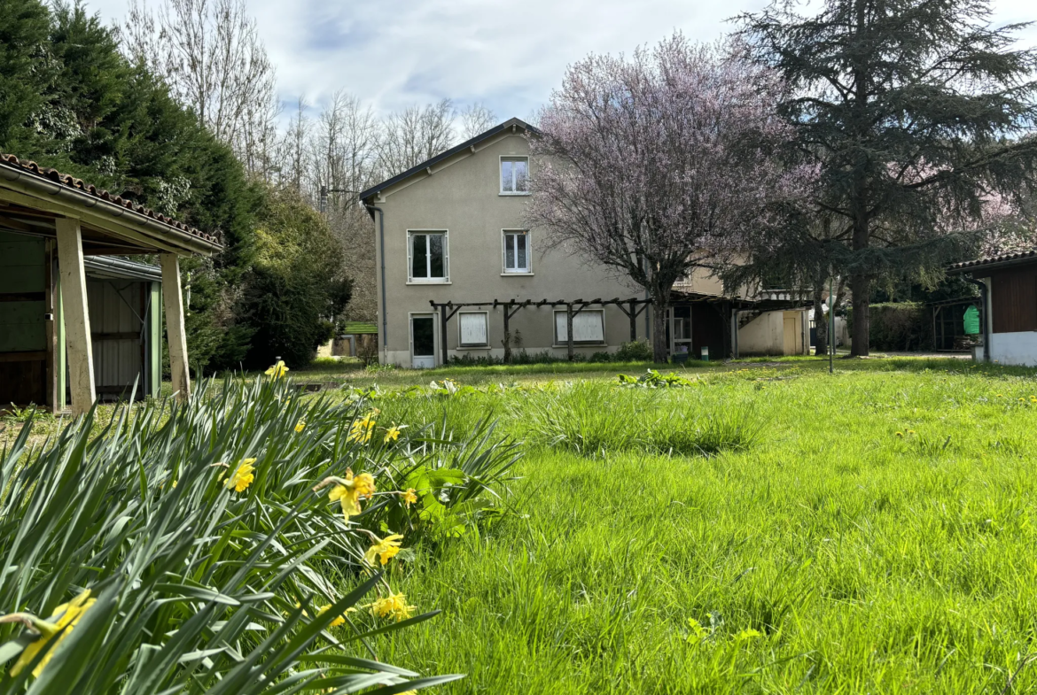 Maison familiale de 6 chambres en bord de rivière à Château-l'Évêque 