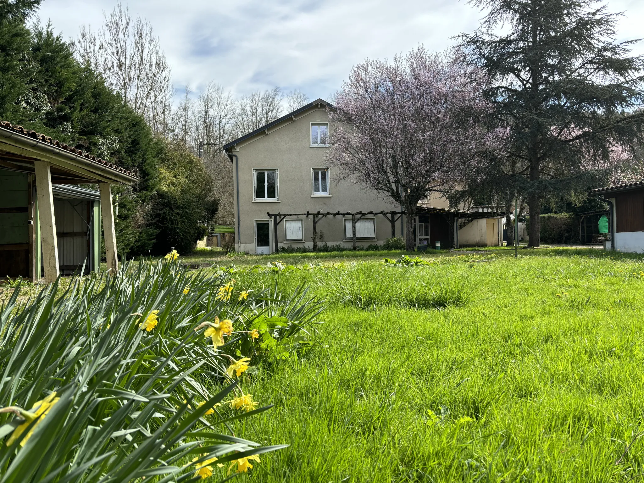 Maison familiale de 6 chambres en bord de rivière à Château-l'Évêque 