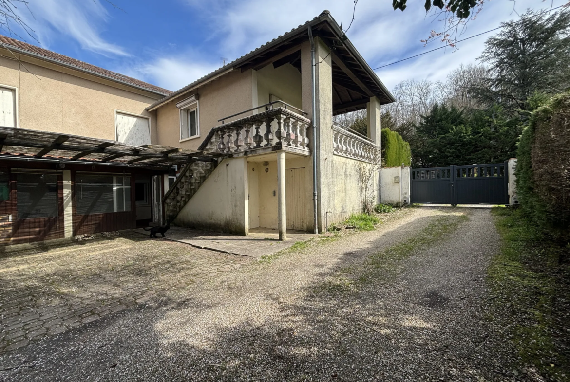 Maison familiale de 6 chambres en bord de rivière à Château-l'Évêque 