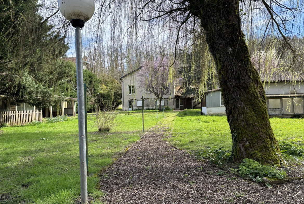 Maison familiale de 6 chambres en bord de rivière à Château-l'Évêque 