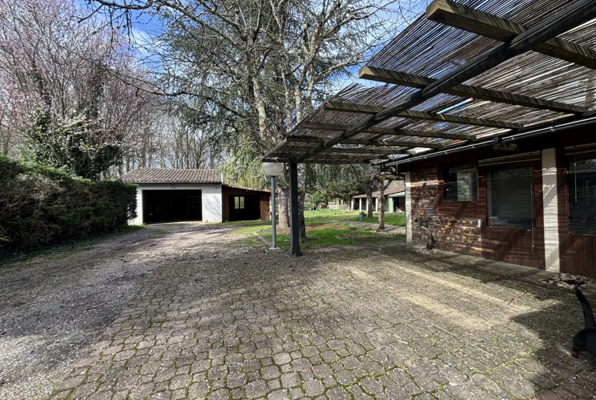 Maison familiale de 6 chambres en bord de rivière à Château-l'Évêque 