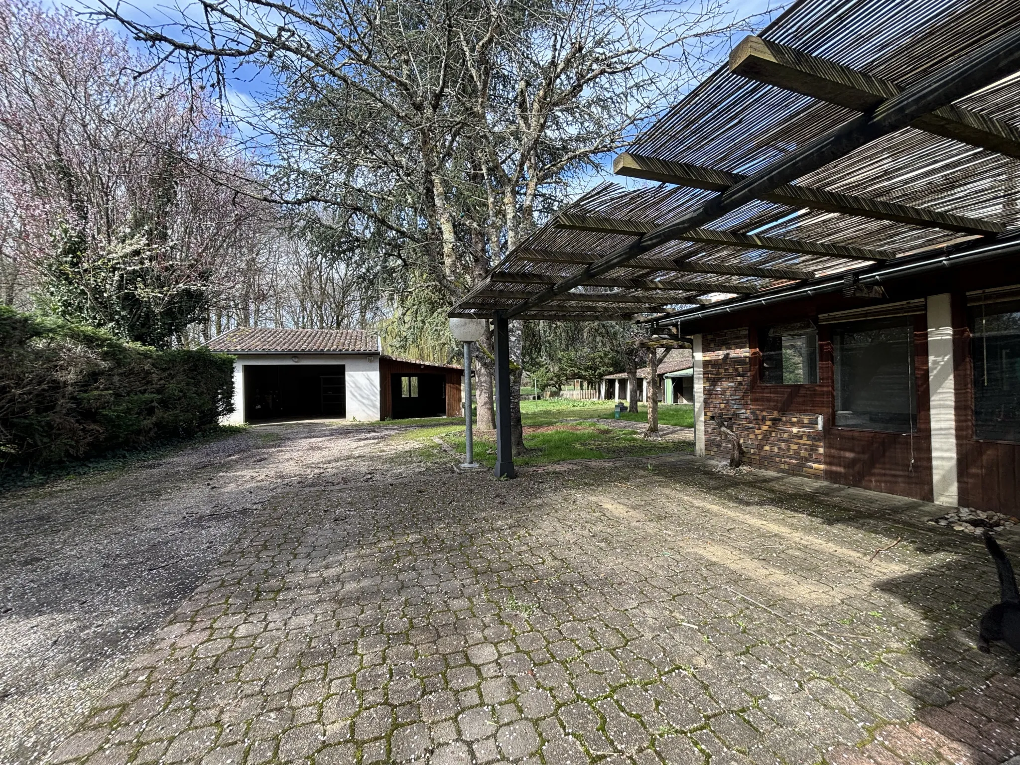 Maison familiale de 6 chambres en bord de rivière à Château-l'Évêque 