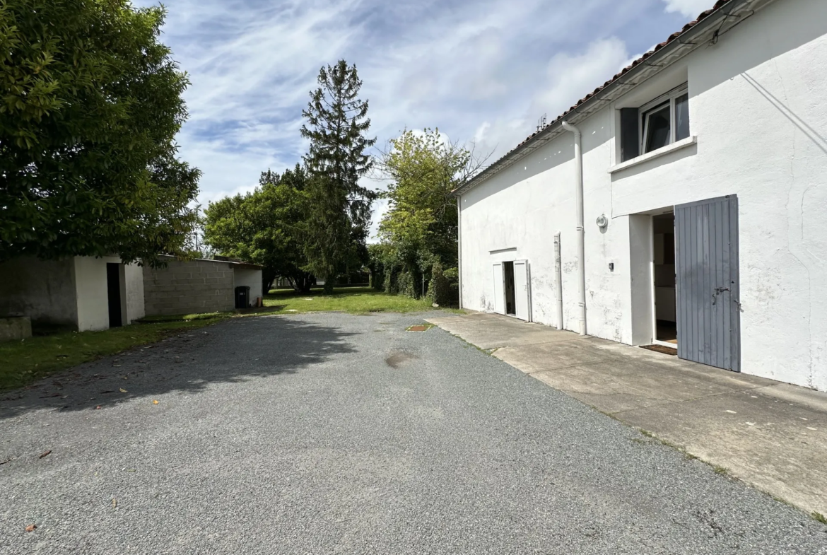 Maison traditionnelle à rénover à Semussac, proche Royan 