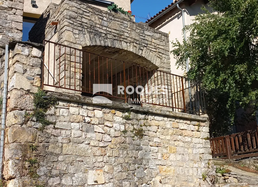 Maison de village rénovée à Compeyre, 90 m² avec jardin et vue dégagée 