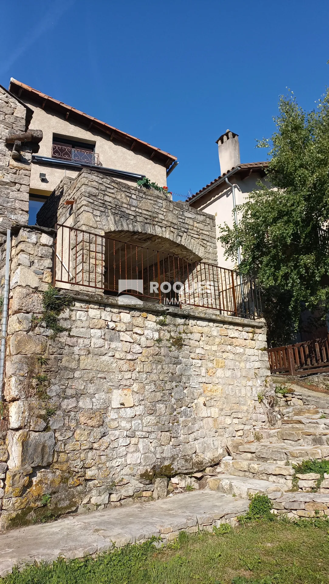 Maison de village rénovée à Compeyre, 90 m² avec jardin et vue dégagée 