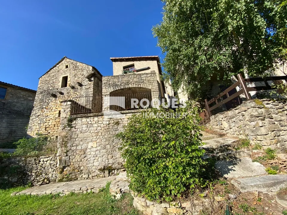 Maison de village rénovée à Compeyre, 90 m² avec jardin et vue dégagée 