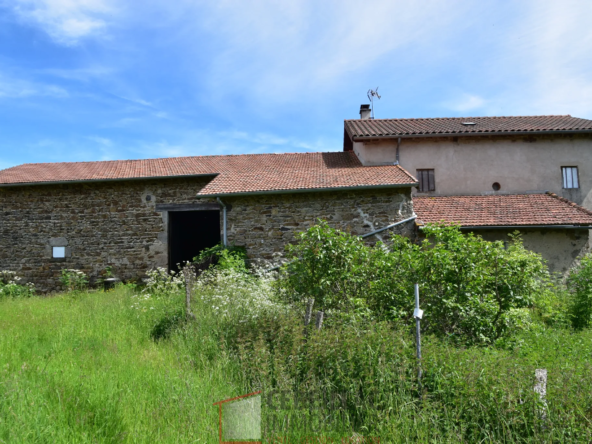 Ancienne ferme avec habitation et dépendances à Sembadel