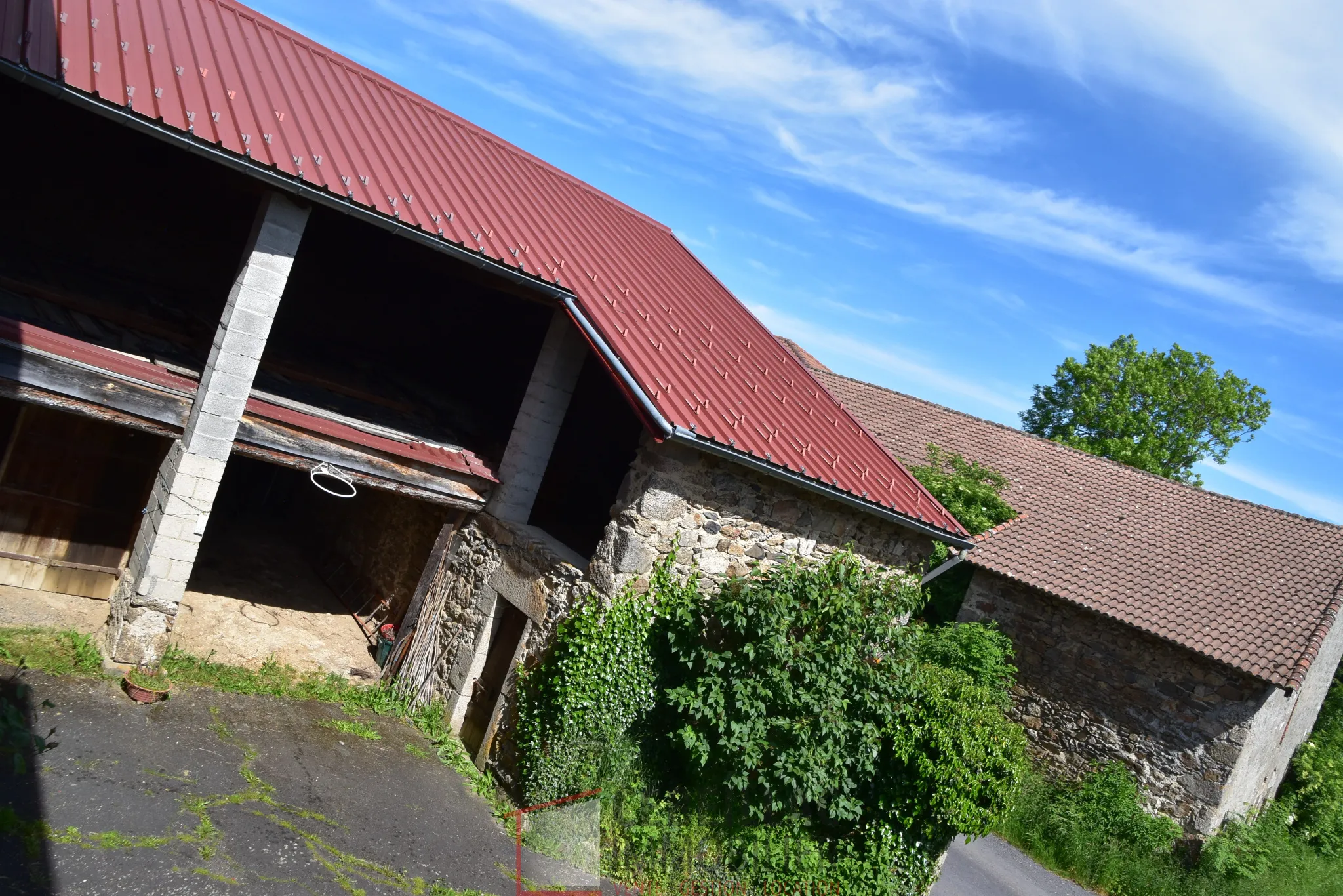 Ancienne ferme avec habitation et dépendances à Sembadel 