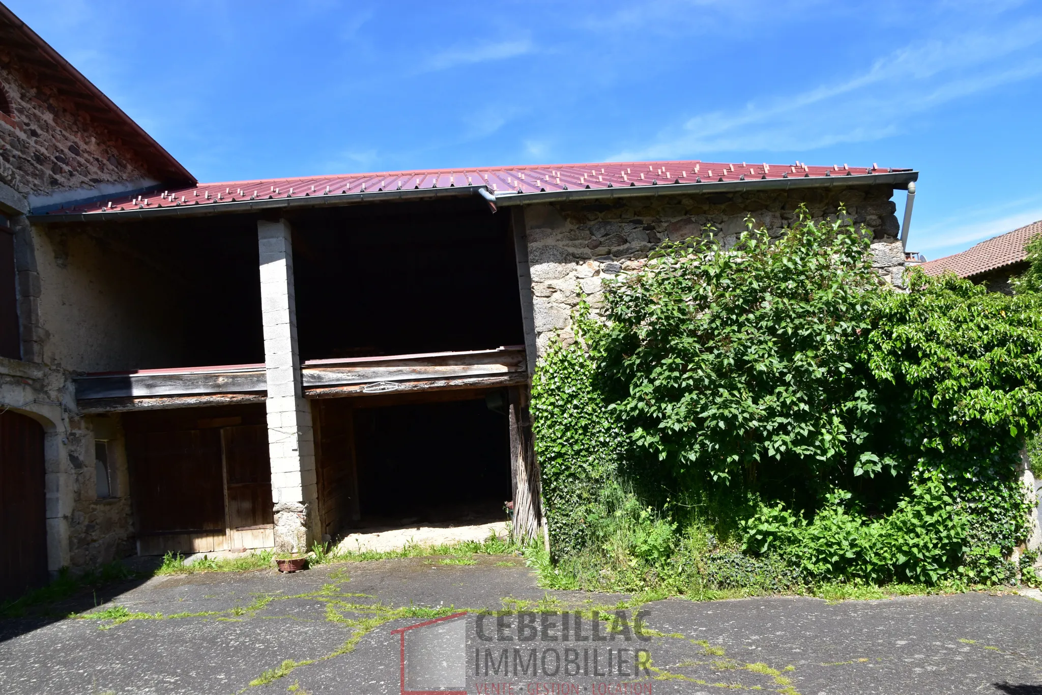 Ancienne ferme avec habitation et dépendances à Sembadel 