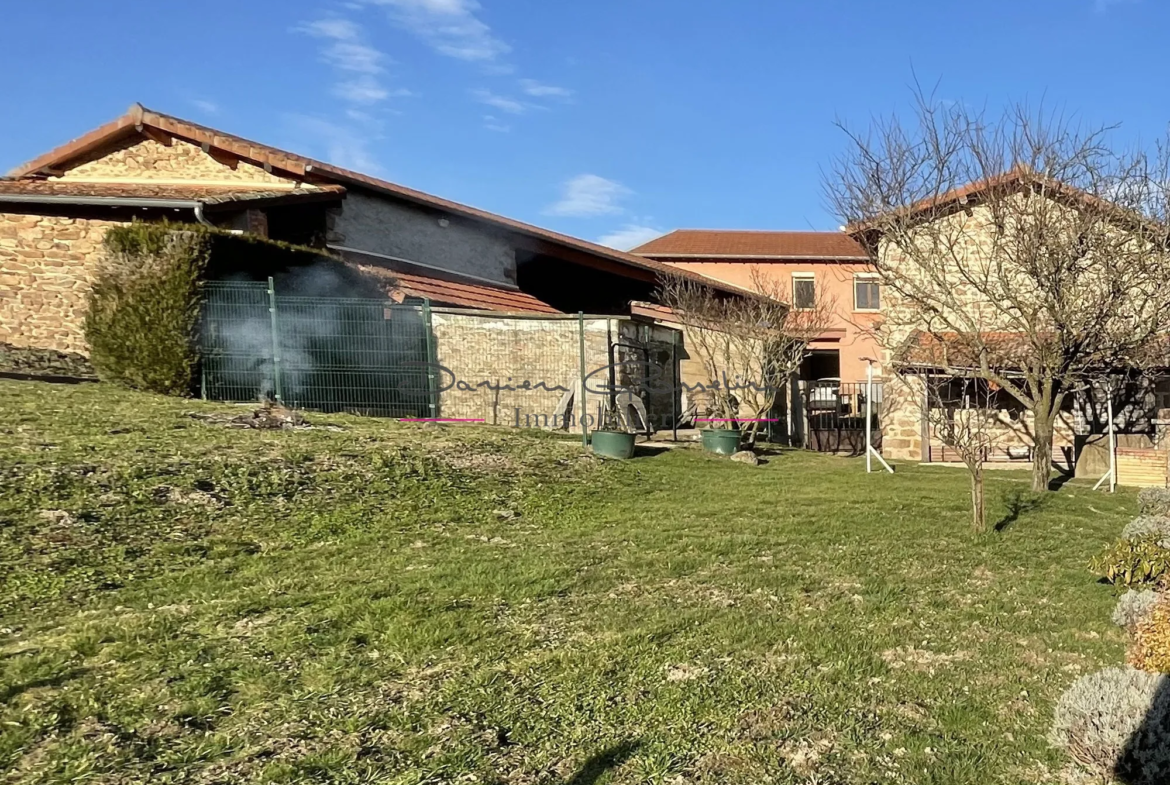 Corps de ferme rénové avec vue dégagée sur la campagne à Cublize 