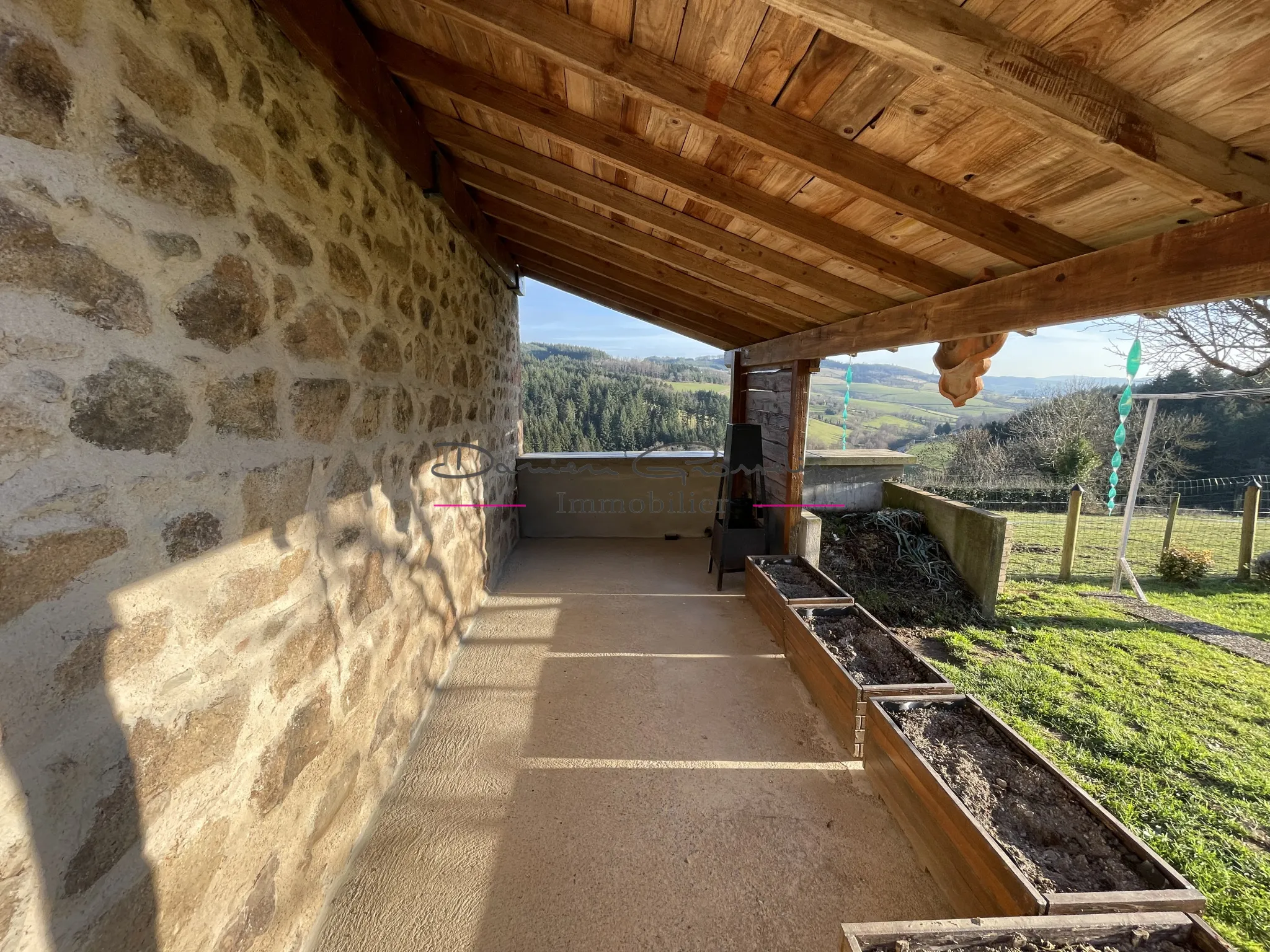 Corps de ferme rénové avec vue dégagée sur la campagne à Cublize 