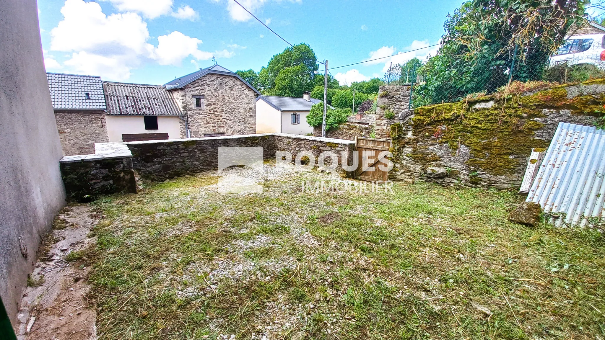 Maison à rénover avec terrasse et jardin près de Salles-Curan 