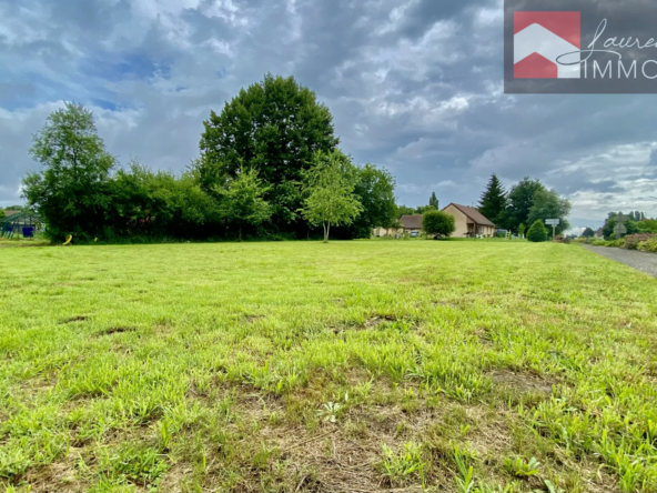 Terrain à bâtir de 1200 m² en vente à Jouvençon.