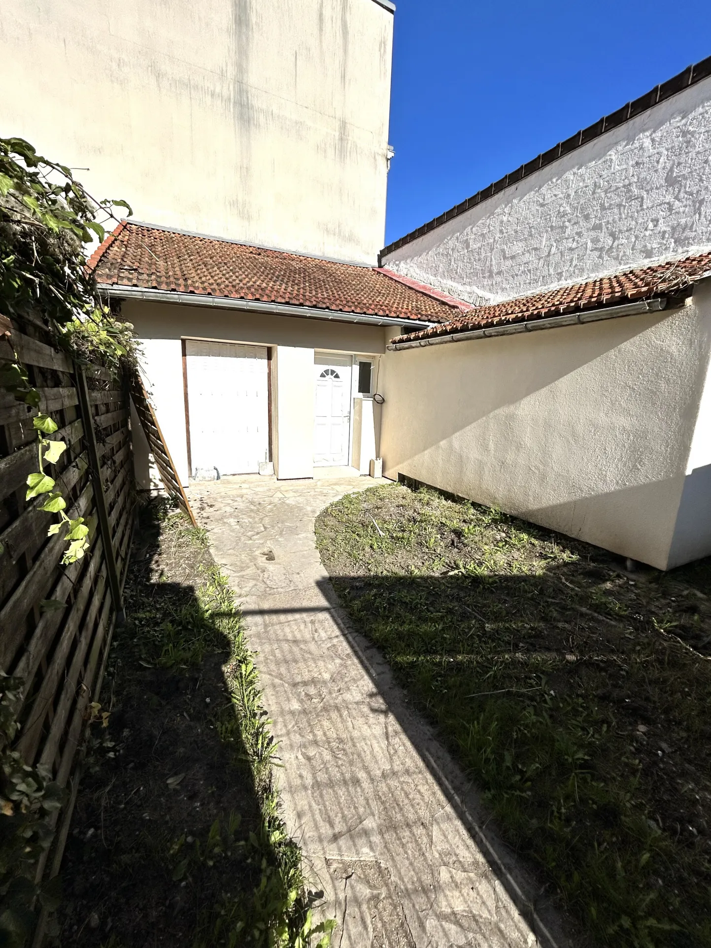 Local Commercial de 28 m² avec Jardin à Le Raincy 