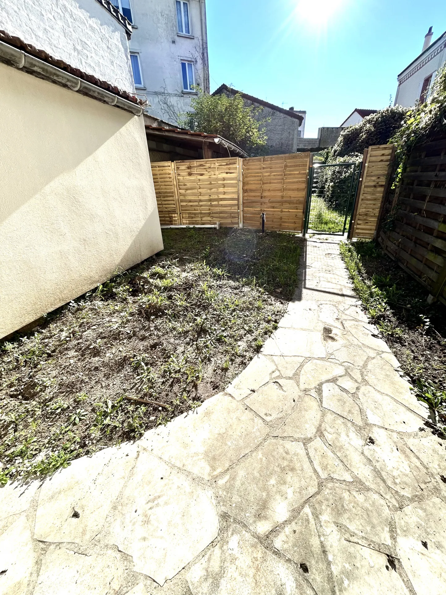 Local Commercial de 28 m² avec Jardin à Le Raincy 