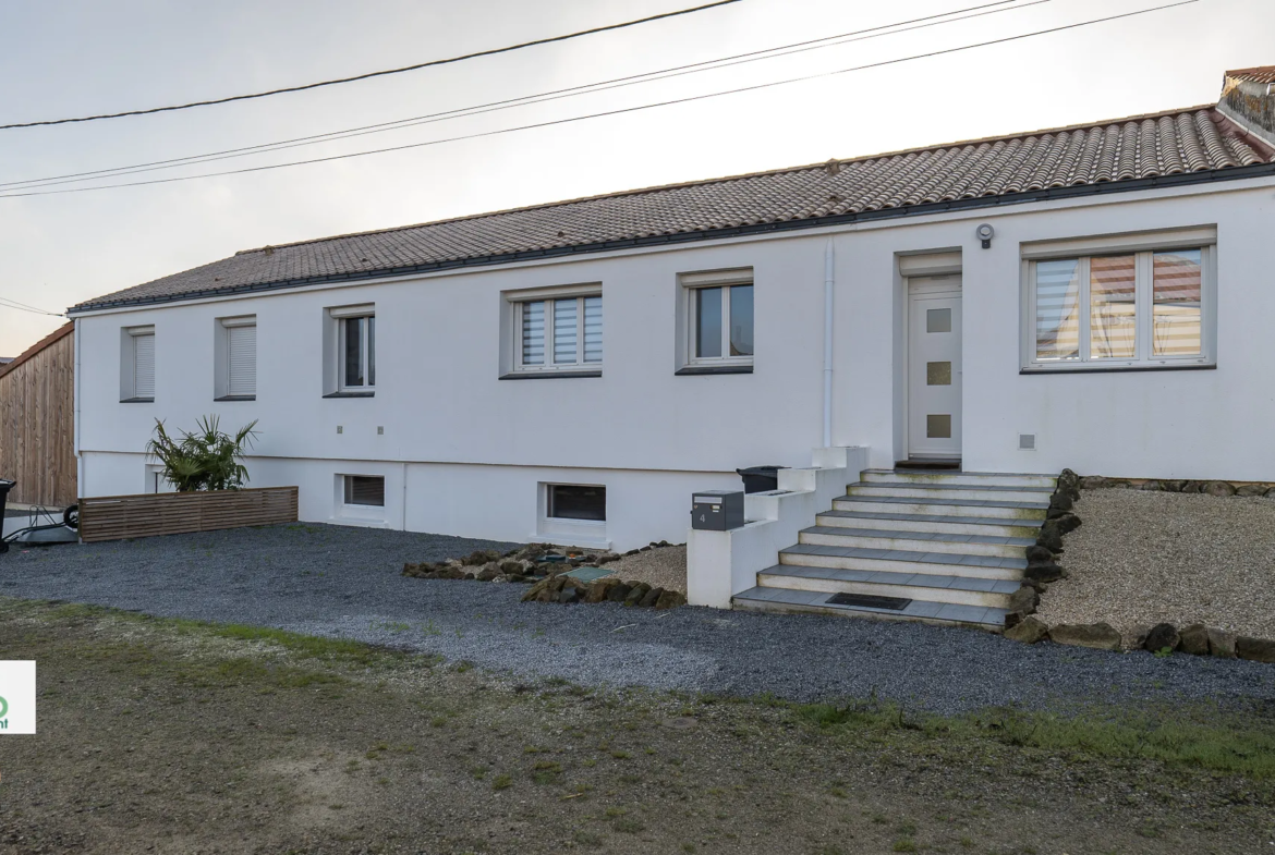 Maison rénovée avec piscine au Poiré sur Vie 