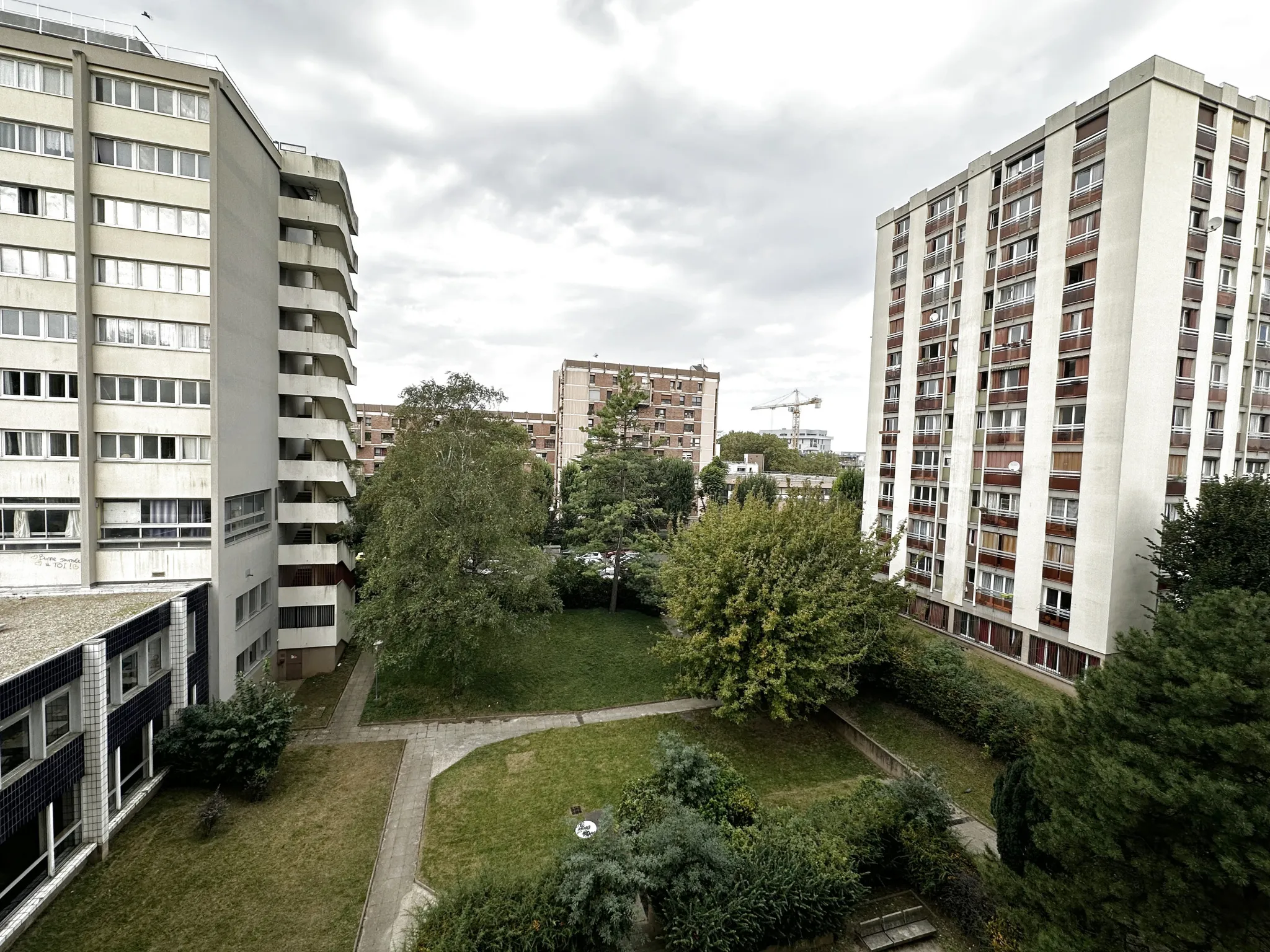 PANTIN - Bel appartement deux pièces avec cave et parking 