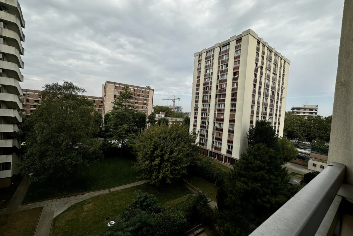 PANTIN - Bel appartement deux pièces avec cave et parking 