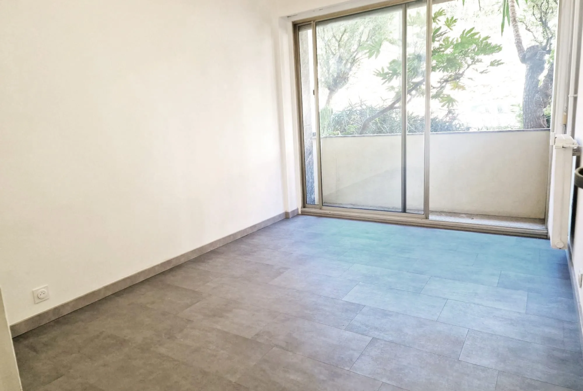 À vendre : Appartement 2 pièces avec balcon à Menton 