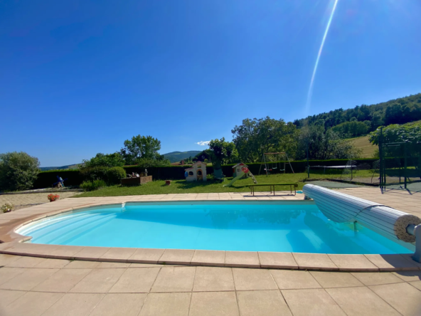 Maison exceptionnelle à vendre à Bourg-Argental avec piscine et studio