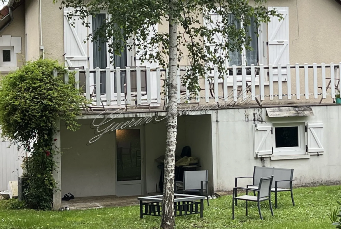 Maison rénovée à Nevers avec jardin et garages 