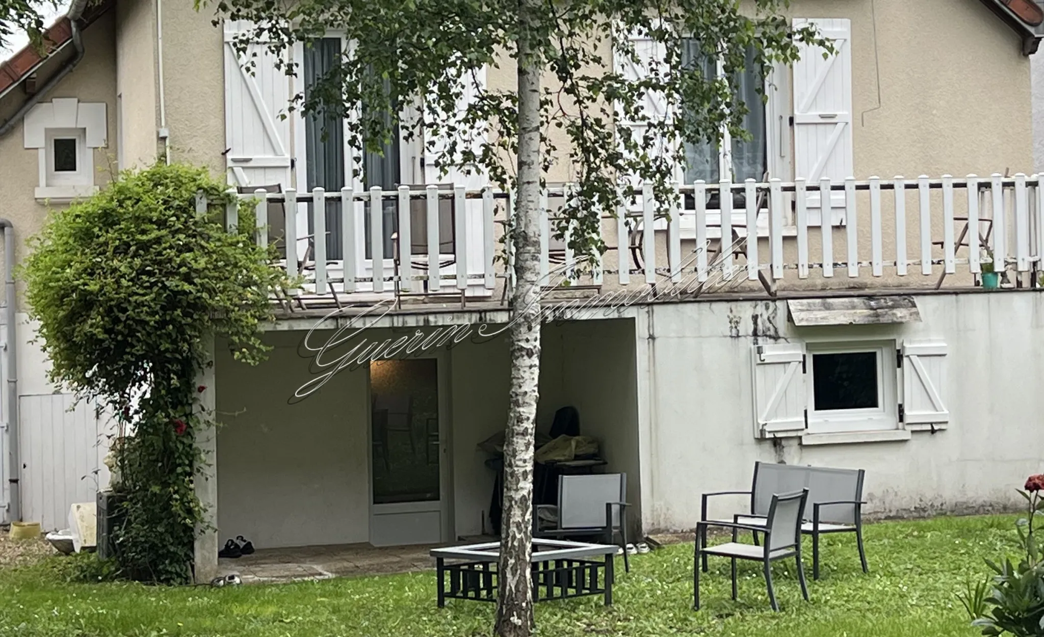 Maison rénovée à Nevers avec jardin et garages 