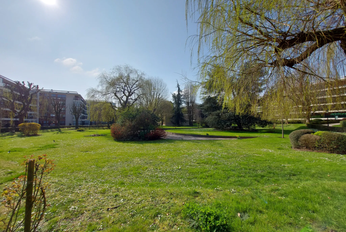 Le Chesnay : Studio de 20,8 m² à vendre avec balcon et parking 