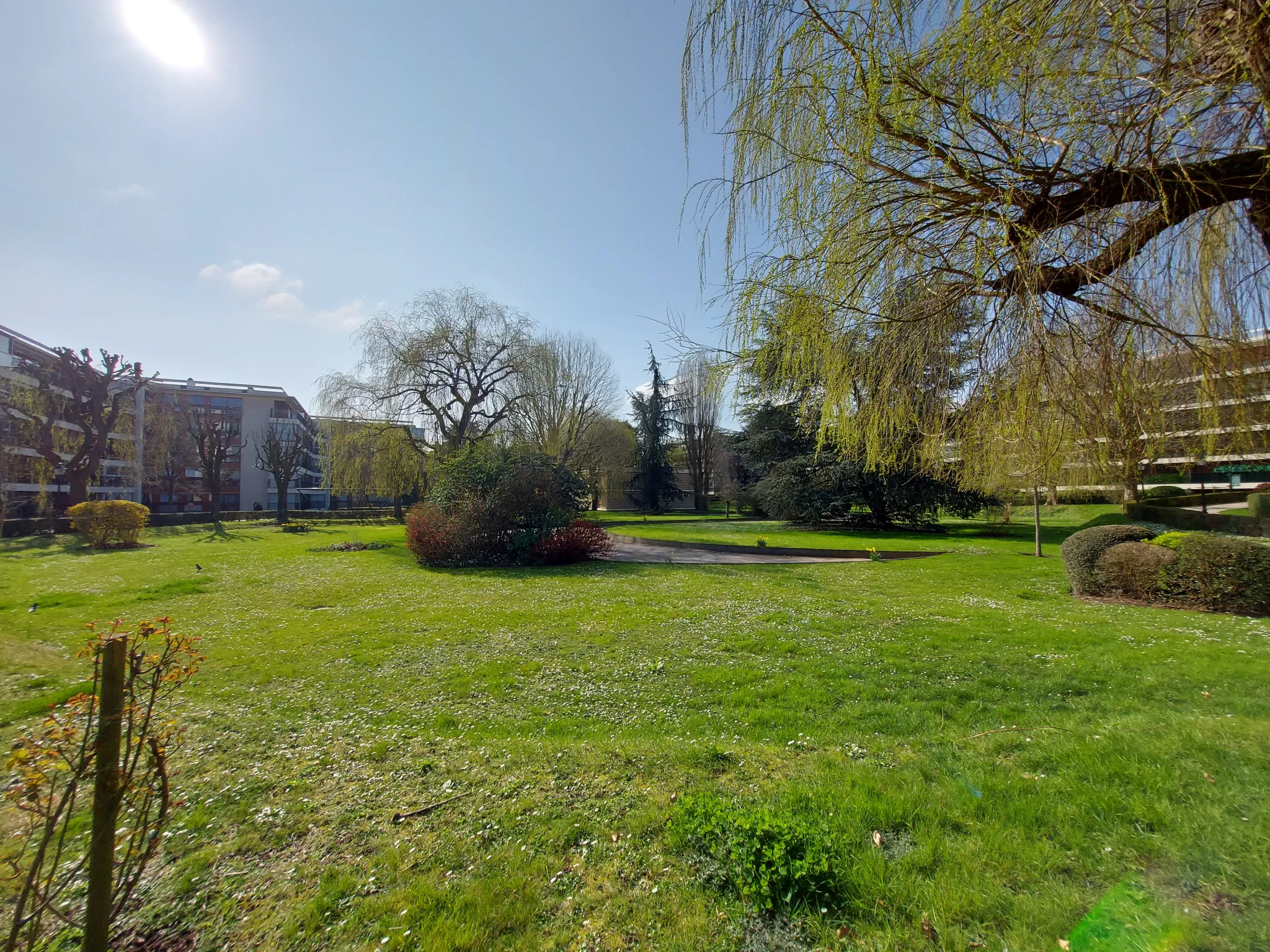 Le Chesnay : Studio de 20,8 m² à vendre avec balcon et parking 