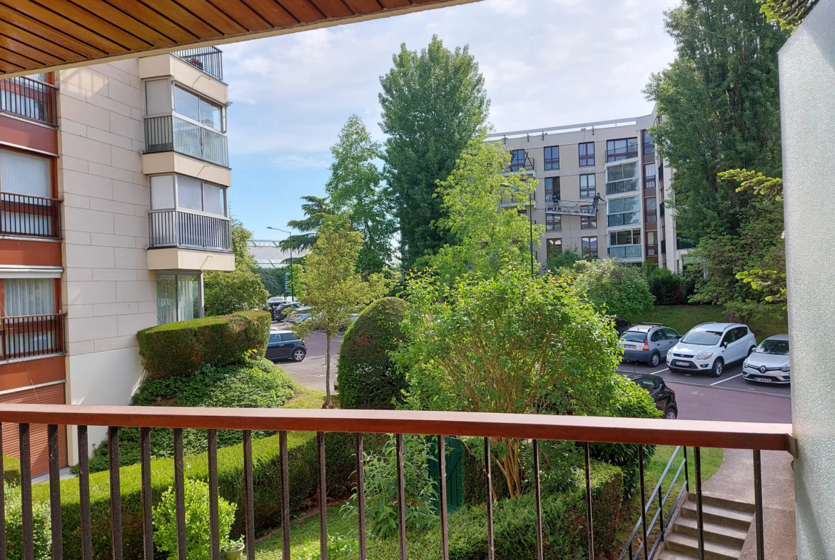 Le Chesnay : Studio de 20,8 m² à vendre avec balcon et parking 