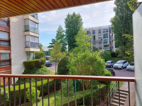 Le Chesnay : Studio de 20,8 m² à vendre avec balcon et parking