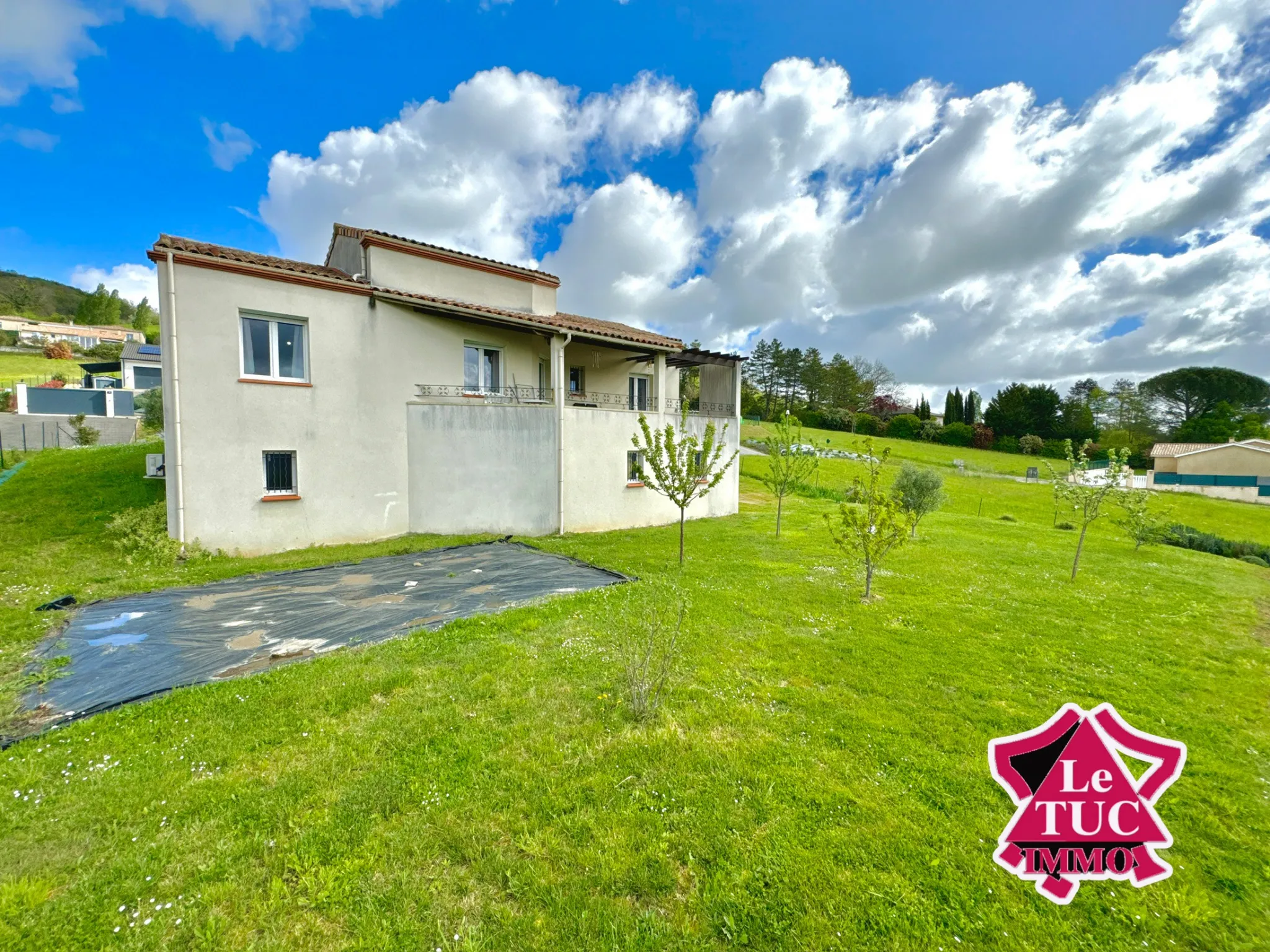 Maison contemporaine à Penne d'Agenais avec double garage et terrain de 1015 m² 